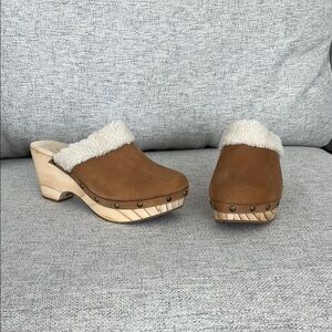 Women's Shearling-Lined Clogs